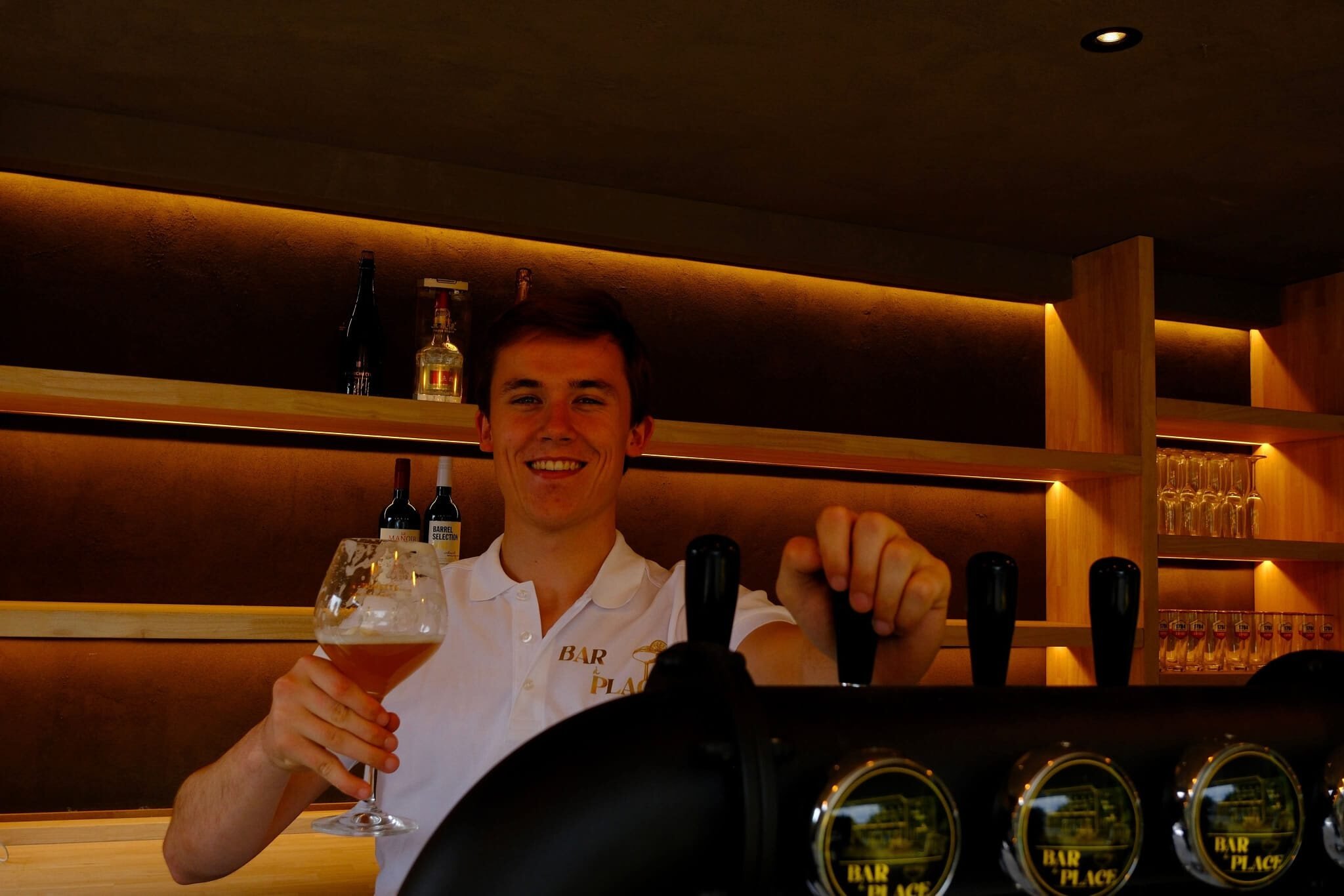 Bartender van Bar à Place tapt een vers biertje