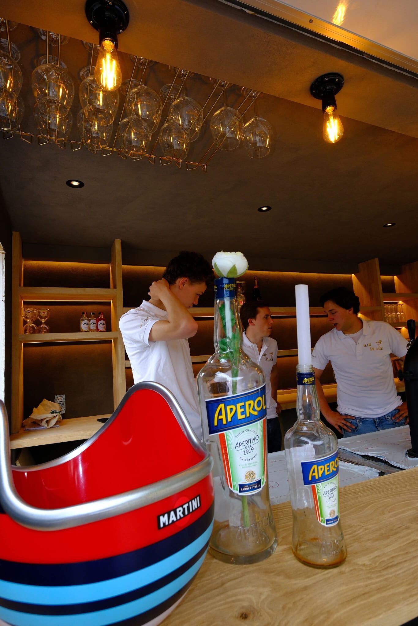 Aperol en cocktails klaargezet aan de bar