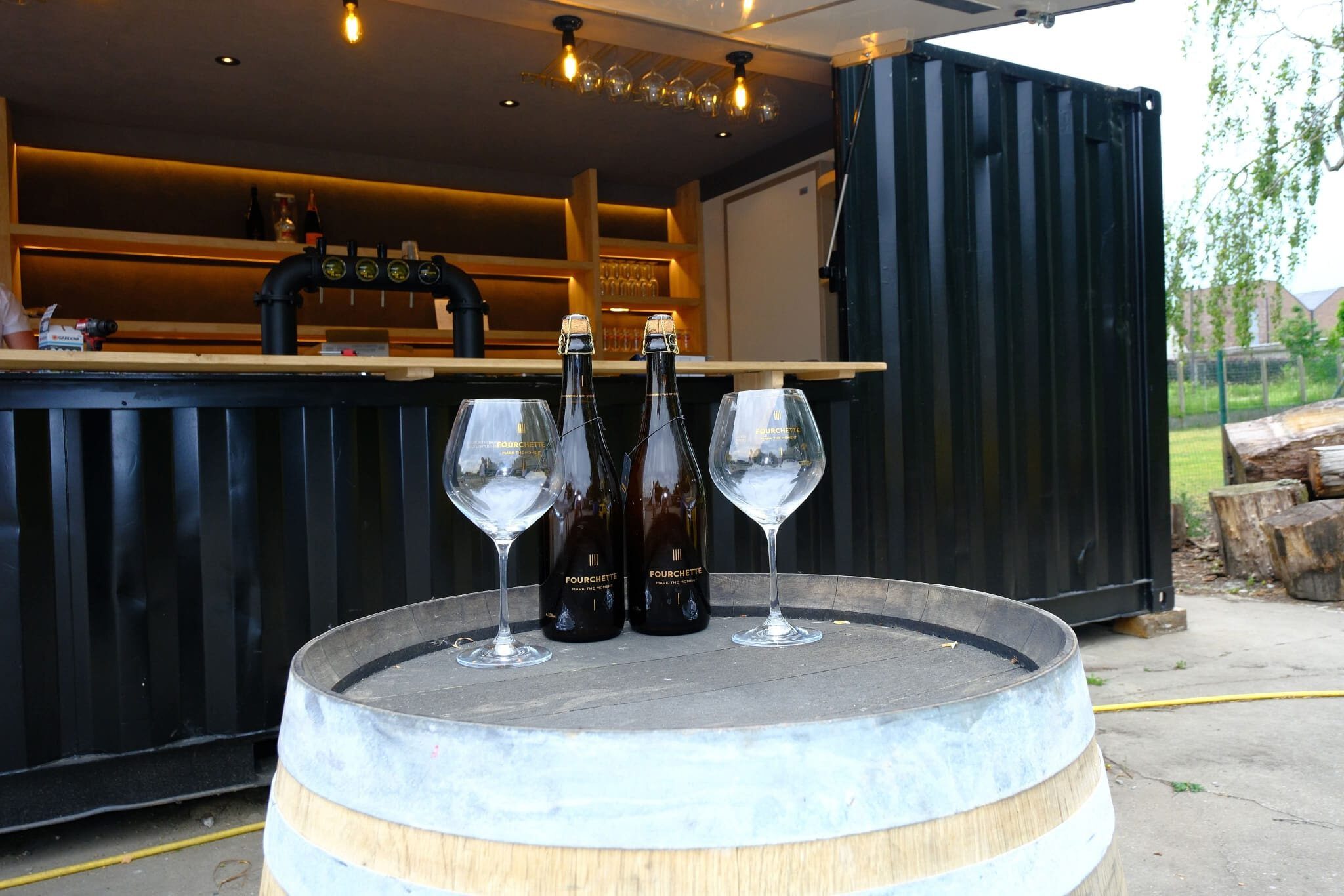 Wijn en glazen op een wijnvat voor de containerbar