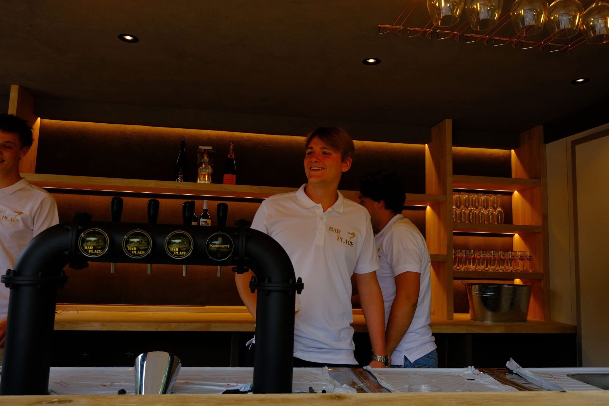 Het team achter de bar in warm licht